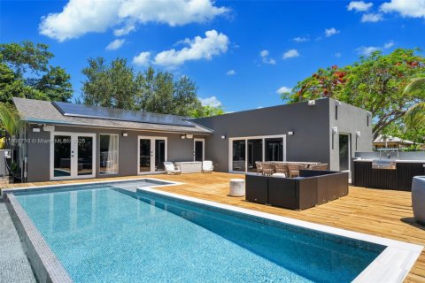 Casa en venta en South Miami, Florida, 5 dormitorios, 232.44 m2 № 1756525 - foto 1