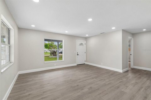 House in Tampa, Florida 3 bedrooms, 142.6 sq.m. № 2101038 - photo 5
