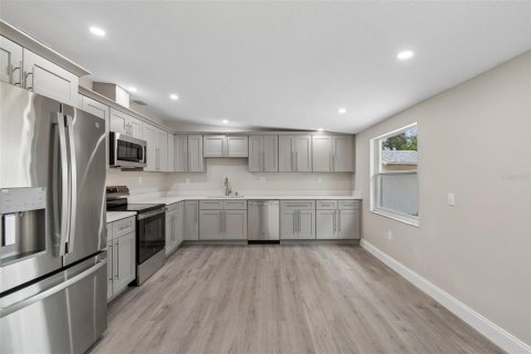 House in Tampa, Florida 3 bedrooms, 142.6 sq.m. № 2101038 - photo 8