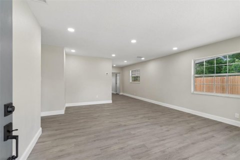 House in Tampa, Florida 3 bedrooms, 142.6 sq.m. № 2101038 - photo 3