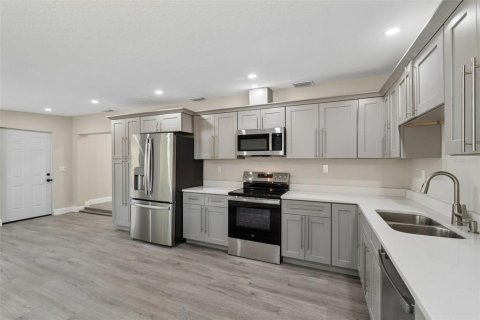 House in Tampa, Florida 3 bedrooms, 142.6 sq.m. № 2101038 - photo 10