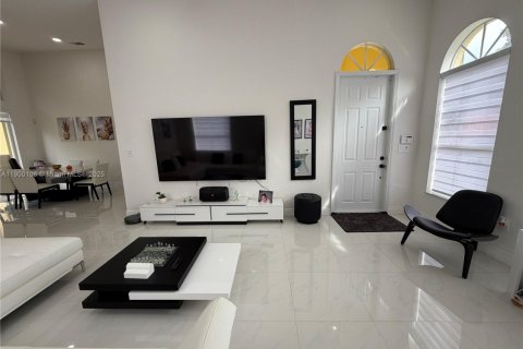 House in Miramar, Florida 3 bedrooms, 140.75 sq.m. № 1952652 - photo 2
