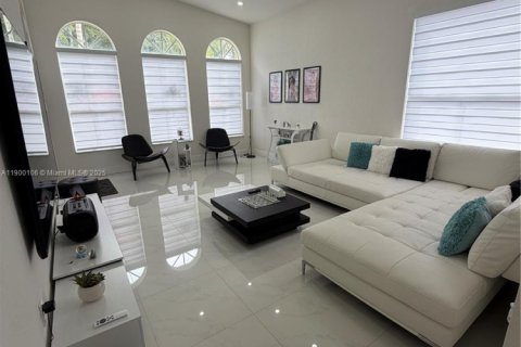 House in Miramar, Florida 3 bedrooms, 140.75 sq.m. № 1952652 - photo 3