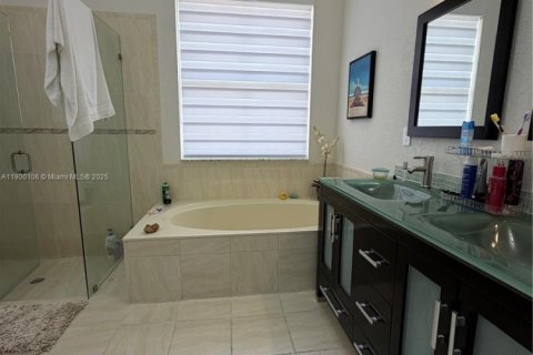 House in Miramar, Florida 3 bedrooms, 140.75 sq.m. № 1952652 - photo 17