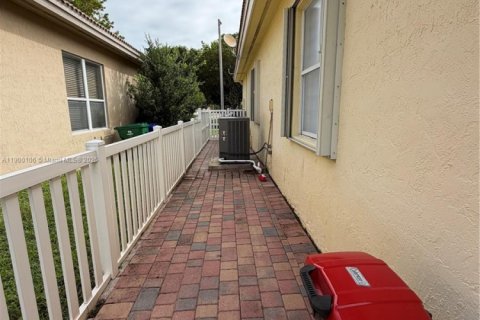 House in Miramar, Florida 3 bedrooms, 140.75 sq.m. № 1952652 - photo 23