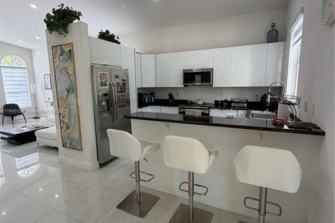 House in Miramar, Florida 3 bedrooms, 140.75 sq.m. № 1952652 - photo 7