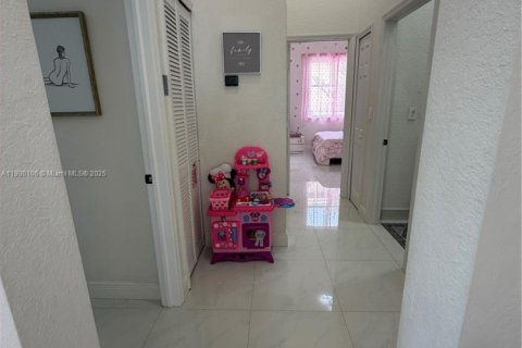 House in Miramar, Florida 3 bedrooms, 140.75 sq.m. № 1952652 - photo 12