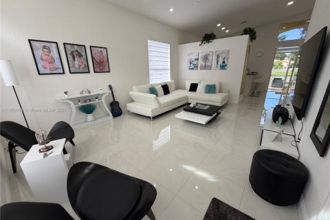 House in Miramar, Florida 3 bedrooms, 140.75 sq.m. № 1952652 - photo 4