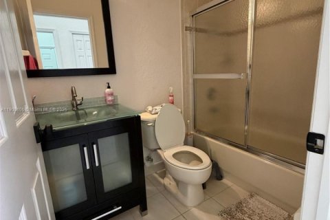 House in Miramar, Florida 3 bedrooms, 140.75 sq.m. № 1952652 - photo 9