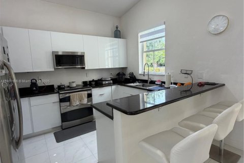 House in Miramar, Florida 3 bedrooms, 140.75 sq.m. № 1952652 - photo 6