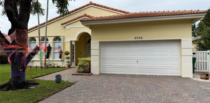 House in Miramar, Florida 3 bedrooms, 140.75 sq.m. № 1952652