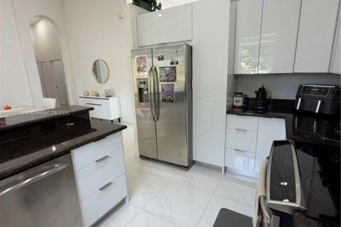 House in Miramar, Florida 3 bedrooms, 140.75 sq.m. № 1952652 - photo 5