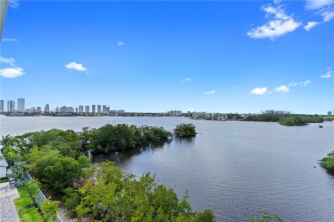 Condominio en venta en North Miami Beach, Florida, 3 dormitorios, 216.65 m2 № 1739191 - foto 2