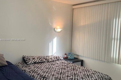 Condo in Hollywood, Florida, 2 bedrooms № 2402401 - photo 4