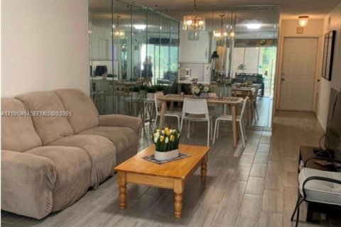 Condo in Hollywood, Florida, 2 bedrooms № 2402401 - photo 2
