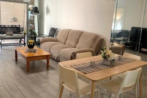Condo in Hollywood, Florida, 2 bedrooms № 2402401 - photo 10