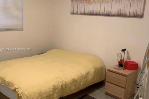 Condo in Hollywood, Florida, 2 bedrooms № 2402401 - photo 3
