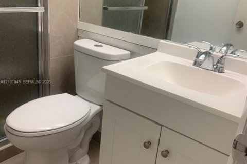 Condo in Hollywood, Florida, 2 bedrooms № 2402401 - photo 8