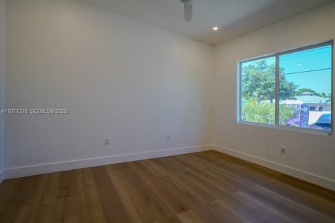 House in Miami, Florida 4 bedrooms, 254.65 sq.m. № 2032258 - photo 14