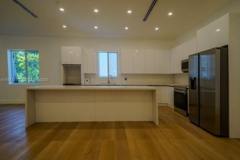 House in Miami, Florida 4 bedrooms, 254.65 sq.m. № 2032258 - photo 8