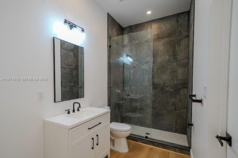 House in Miami, Florida 4 bedrooms, 254.65 sq.m. № 2032258 - photo 15