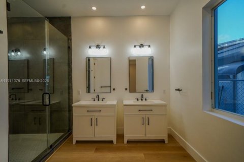 House in Miami, Florida 4 bedrooms, 254.65 sq.m. № 2032258 - photo 18