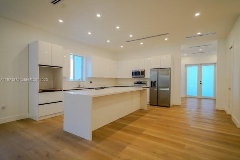 House in Miami, Florida 4 bedrooms, 254.65 sq.m. № 2032258 - photo 6