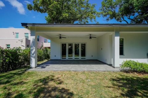 House in Miami, Florida 4 bedrooms, 254.65 sq.m. № 2032258 - photo 24