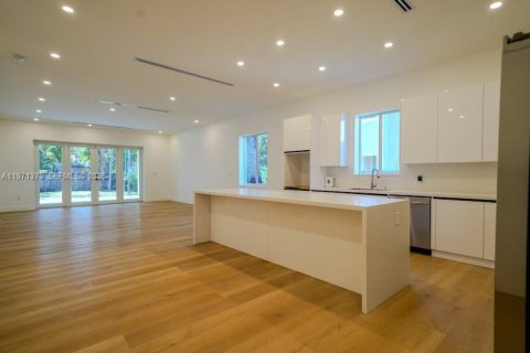 House in Miami, Florida 4 bedrooms, 254.65 sq.m. № 2032258 - photo 9