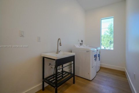 House in Miami, Florida 4 bedrooms, 254.65 sq.m. № 2032258 - photo 20