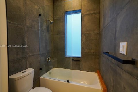 House in Miami, Florida 4 bedrooms, 254.65 sq.m. № 2032258 - photo 12