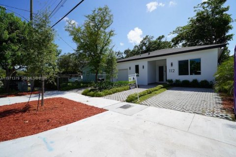 House in Miami, Florida 4 bedrooms, 254.65 sq.m. № 2032258 - photo 3