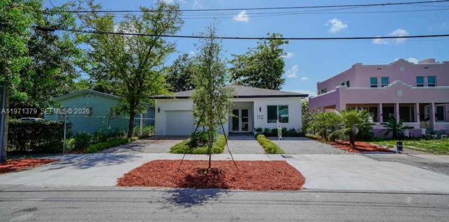 House in Miami, Florida 4 bedrooms, 254.65 sq.m. № 2032258