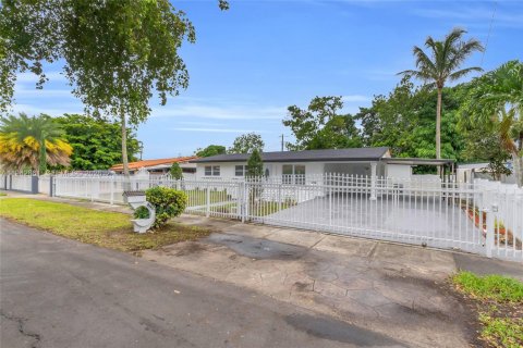 Casa en venta en Miami Gardens, Florida, 5 dormitorios, 207.82 m2 № 2000098 - foto 7