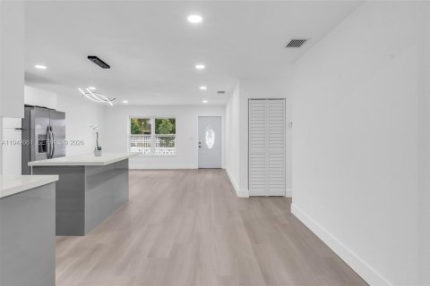 Casa en venta en Miami Gardens, Florida, 5 dormitorios, 207.82 m2 № 2000098 - foto 11