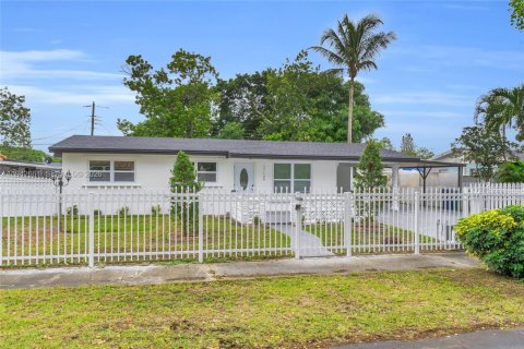 Casa en Miami Gardens, Florida 5 dormitorios, 207.82 m2 № 2000098