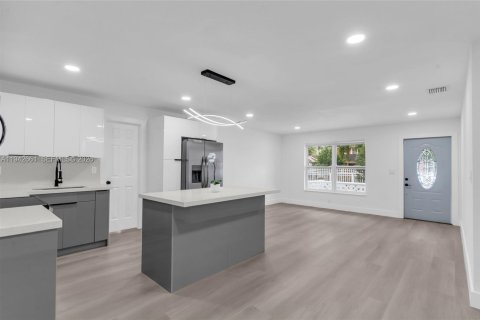 Casa en venta en Miami Gardens, Florida, 5 dormitorios, 207.82 m2 № 2000098 - foto 13