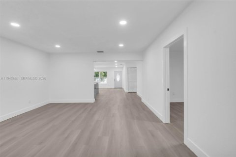 Casa en venta en Miami Gardens, Florida, 5 dormitorios, 207.82 m2 № 2000098 - foto 17