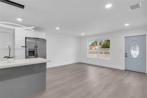 Casa en venta en Miami Gardens, Florida, 5 dormitorios, 207.82 m2 № 2000098 - foto 15