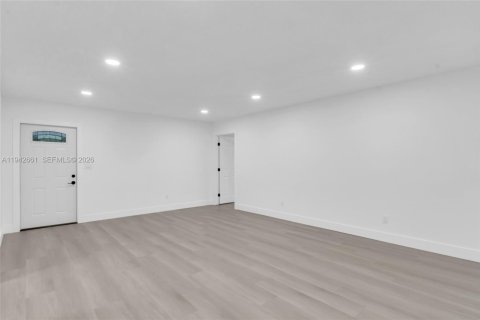 Casa en venta en Miami Gardens, Florida, 5 dormitorios, 207.82 m2 № 2000098 - foto 24