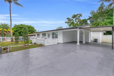 Casa en venta en Miami Gardens, Florida, 5 dormitorios, 207.82 m2 № 2000098 - foto 2