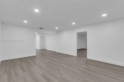 Casa en venta en Miami Gardens, Florida, 5 dormitorios, 207.82 m2 № 2000098 - foto 25