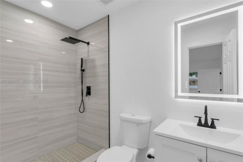 Casa en venta en Miami Gardens, Florida, 5 dormitorios, 207.82 m2 № 2000098 - foto 28