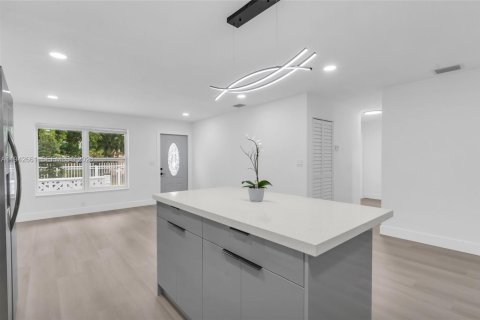 Casa en venta en Miami Gardens, Florida, 5 dormitorios, 207.82 m2 № 2000098 - foto 20