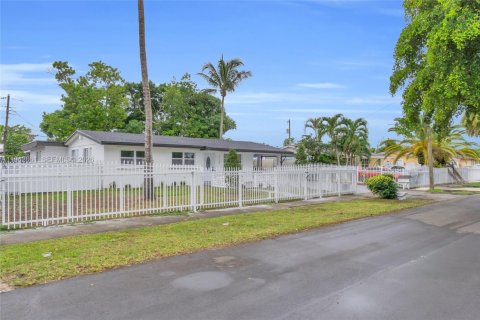 Casa en venta en Miami Gardens, Florida, 5 dormitorios, 207.82 m2 № 2000098 - foto 3