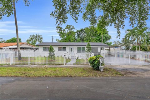 Casa en venta en Miami Gardens, Florida, 5 dormitorios, 207.82 m2 № 2000098 - foto 4