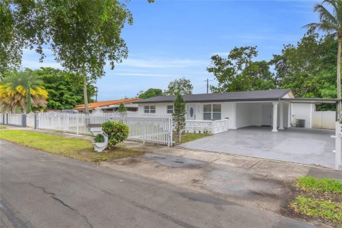 Casa en venta en Miami Gardens, Florida, 5 dormitorios, 207.82 m2 № 2000098 - foto 5