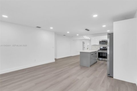 Casa en venta en Miami Gardens, Florida, 5 dormitorios, 207.82 m2 № 2000098 - foto 12