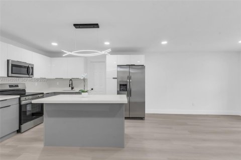 Casa en venta en Miami Gardens, Florida, 5 dormitorios, 207.82 m2 № 2000098 - foto 14