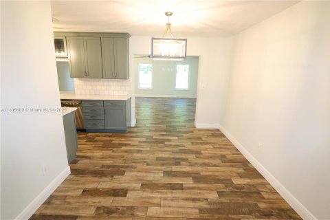 House in Palmetto Bay, Florida 4 bedrooms, 185.9 sq.m. № 1948230 - photo 9